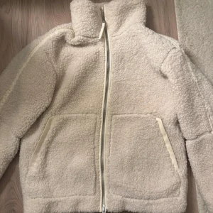 Teddyjacka H&M - Populär och gosig teddyjacka från HM som inte kommit till användning så mycket🧸 storlek XS