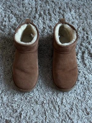 UGG ultra low i mocka - Hej! Jag säljer nu mina snygga och eftertraktade Uggs i mocka. Skorna är i fint skick och passar perfekt nu till vintern och kyligare dagar. Hör gärna av dig om du har fler frågor!