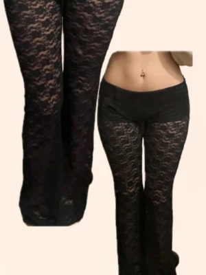 Svarta spetsbyxor med bootcut - Sänker inte priset! Säljer ett par svarta byxor med genombruten spets och bootcut-snitt. Har defekter i midjan som ej syns på då de är på insidan. 