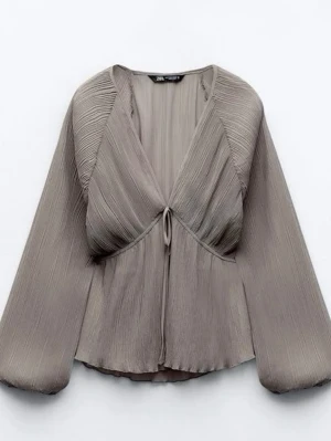 Zara blus - Superfin Zara topp i storlek xs! Säljs inte längre och väldigt eftertraktad😍knappt använd, som ny