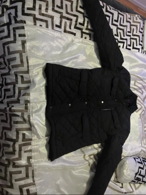 Black Quilted Jacket – Dressmann – Size M – Great Condition - Black quilted jacket from Dressmann, size Medium. Classic and versatile design with diamond quilting, multiple front pockets, zip and snap button closure, and a comfortable fit. Perfect for everyday wear, autumn, and mild winter days. The jacket is in very good condition, clean and well cared for, with no stains or damage. Timeless style that works both casually and smart-casual. ✔ Brand: Dressmann ✔ Size: M ✔ Color: Black ✔ Condition: Very good ✔ Style: Quilted / Casual / Smart casual Feel free