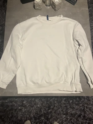 Vit sweatshirt - Säljer denna vita sweatshirt storlek L i bra skick
