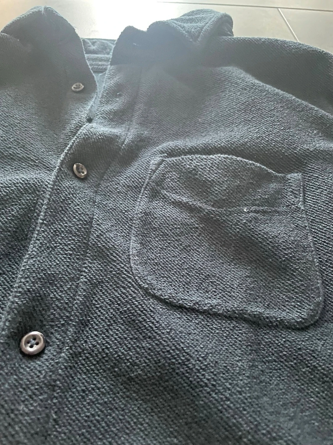 Svart overshirt med knappstängning - 2