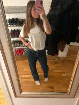 Mörkblå jeans från Holly, straight fit - Säljer ett par mörkblå jeans från Holly med raka ben och klassisk femficksdesign. Jeansen har kontrastsömmar i gult och en snygg broderad detalj på bakfickan. Lågmidjade och tillverkade i robust denim för en chill och tidlös look. Jeansen är i bra skick och är inte jätte använda då dom är för stora för mig. De är väldigt unika då jag inte sett liknande förr. De är från märket Holly som är ett bra jeans märke! 💕