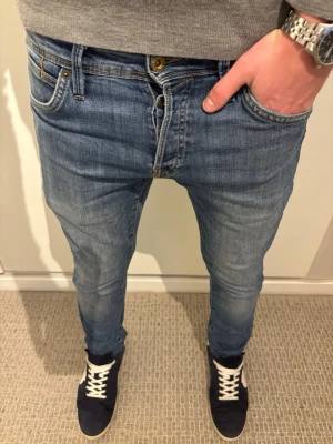 Blåa Slim fit jeans från Jack & Jones - Tja! Säljer dessa rikigt snygga jeans ifrån Jack & Jones | W29 L32 | Jag på bilden är 182! | Hör av er vid minsta lilla fundering🙌