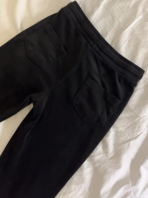 Mjukisbyxor (velour) från Gina tricot (Young) - Mjukisbyxor (velour tyg) från Gina Young. Små fickor där bak. 