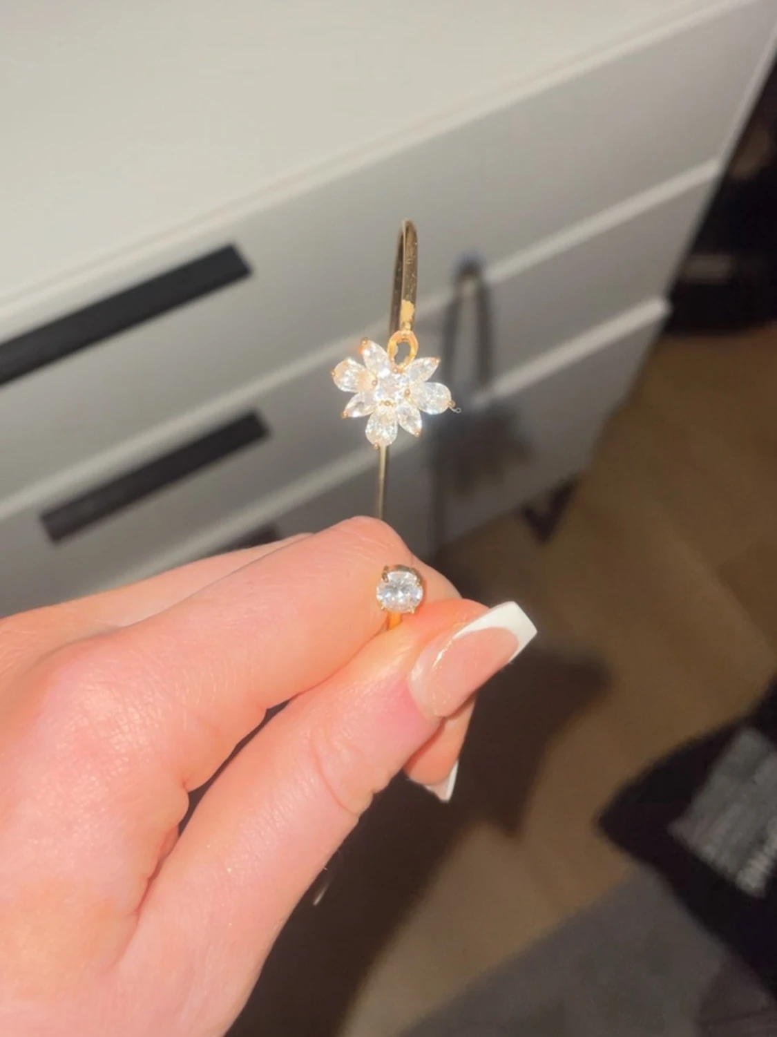 Guldfärgat armband med diamant blomma - 1