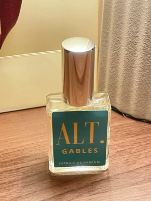 Parfym - Säljer denna parfym, se bild på hur mycket som finns kvar. Skickar samma dag eller dagen därpå 🩷✨(30ml flaska)