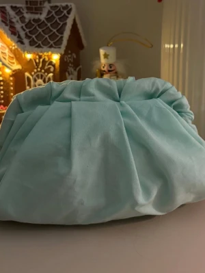 Ljusblå turkos clutchbag - Ljust blå och turkos med scrunch 