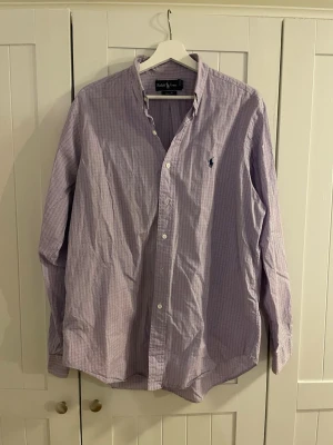 Ralph Lauren skjorta - Klassisk Polo Ralph Lauren skjorta i lila | Storlek: L, Classic fit | Skick: Bra | Kvitto finns ej | Kom PM för frågor och fler bilder! 