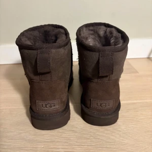 Brun beigea uggs - Helt nya uggs som jag fick i julklapp i storlek 38, nypris 2200. Lite för stora där var att jag säljer de. Skriv om frågor och om fler bilder. Har äkta bevis. Pris kan diskuteras😁