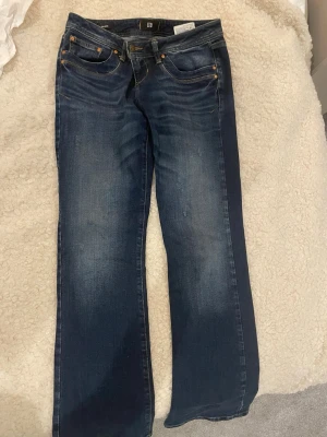 Mörkblå bootcut jeans från LTB - Modell Valerie storlek W28 L32. Endast använda en gång