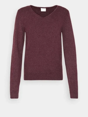 Vinröd stickad tröja från Vila - Mysig vinröd stickad tröja från Vila med v-ringad hals och långa ärmar. Den är nopprig i värkligheten men fortfarande fin form. 
