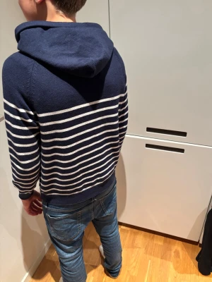 Randig hoodie - Randig hoodie med extremt skönt material, extremt bra skick, bekväm, passar till många outfit, skick 9/10, modellen, 176 cm, vikgt: 70kg, fraktar samma dag📦skriv vid intresse av köp!🙌🏻