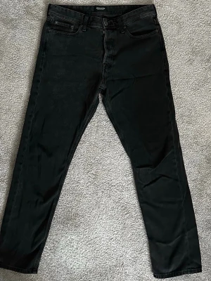 Svarta jeans, herr stl 31-32 - Svarta jeans herr stl 31/32 från Jack & Jones i modellen Loose/Chris med raka ben. 