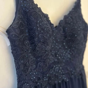 marin blå balklänning - ! INTE SÅLD! använd en gång men ser helt ny ut! perfekt till kommande bal. skriv om du har några frågor!