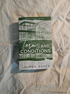Terms and Conditions av Lauren Asher - Jag säljer denna booktok populära och romantiska bok om Declan och Iris, där ett kontrakt och en fejkad relation leder till oväntade känslor. Detta är andra boken i Dreamland Billionaires serien av Lauren Asher. Perfekt för dig som gillar kärlek, drama och att följa karaktärer som utmanar både sig själva och varandra. Nypris runt 150 kr. I mycket bra skick, endast läst en gång. Jag älskade denna bok och rekommenderar den verkligen. 💓