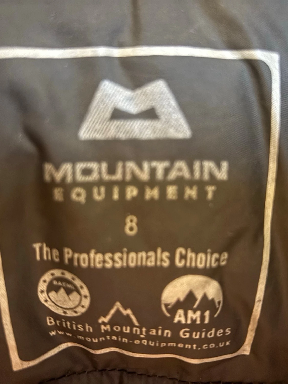 Svart dunjacka i puffermodell från Mountain Equipment, storlek UK 8/XS - 3