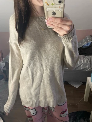 Vit stickad tröja från VILA - Mysig vit stickad tröja från VILA i storlek XS. Tröjan har rund hals, långa ärmar och ribbade muddar vid ärmslut och nederkant. Perfekt för lager-på-lager och chill dagar. Enkel och stilren design som funkar till allt. 💕