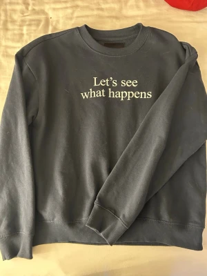 Mörkblå tjocktröja - Mörkblå tjocktröja. Knappt använd.