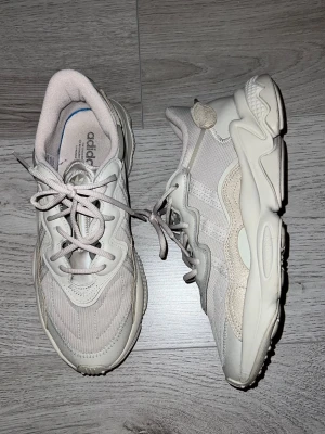 Adidas Originals Ozweego Sneakers - Strumpliknande passform. Knyts med snören. Ovandel i stickat material och syntetläder med överdrag i TPU. Mjukt, åtsittande och lätt material. Textilfoder EVA-mellansula med dämpande Adiprene och Adiprene+. Gummiyttersula. Väl omhändertagna. 