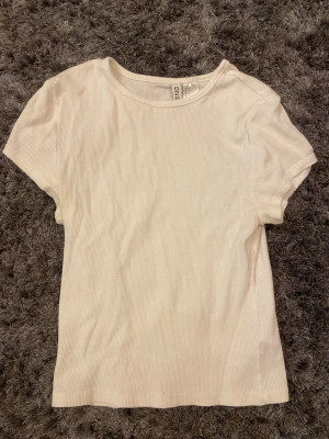 Vit t-shirt från H&M - Använt ett par gånger 