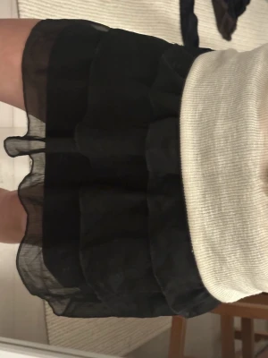 Svart volangkjol  - Säljer en svart kortkjol med flera lager volanger i meshmaterial. Passform xxs-m, pga väldigt stretchigt material💖🙌Använd fåtal gånger!