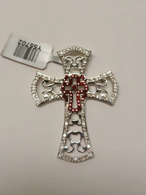 Silverkors med granat och topas - Unikt hängsmycke i form av ett kors i äkta 925 sterling silver, dekorerat med röda Barton granater och vita topaser. Detaljerad och öppen design med gnistrande stenar som ger en lyxig vibe. Begränsad upplaga, endast 50 exemplar tillverkade.