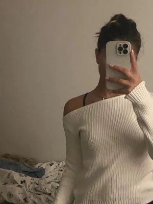 Vit ribbad offshoulder stickad tröja - NY med prislapp på ❗️ 