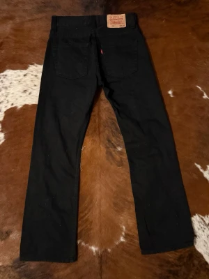 Bootcut Levis 512 - Tjena! Säljer dessa riktigt snygga Levis 512, byxorna är i riktigt fint skick och är i storlek W29/L32, det är någon typ av djur hår på byxorna som borde gå bort enkelt om man försöker(tror det är katthår), hör av dig vid funderingar!🙌