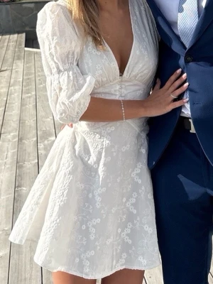 Studentklänning - Säljer min fina studentklänning från förra året. Den har bara använts en gång och är fortfarande i perfekt skick.