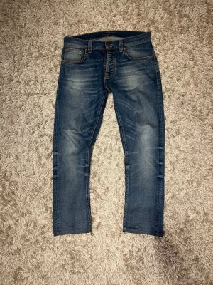 Nudie jeans grim tim slim fit herr fade blå w31 grisch laidback archive selvedge - Nudie jeans modell grim tim. Loose slim fit med en riktigt fet fade. Mycket bra skick, inga märkvärdiga defekter. Storlek 31/30. Postas samma dag slm köp eller dagen därpå🙌💯