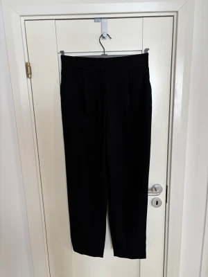 Kostymbyxor, ankellånga stl 38, HM - Svarta kostymbyxor stl 38 från HM,  lite pösigare modell, ankellånga.