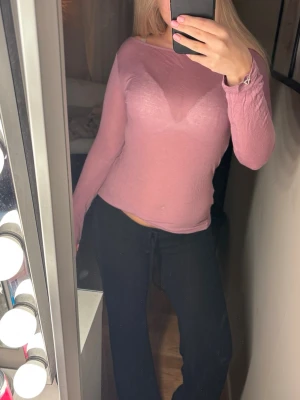 Ljusrosa Kashmir topp  - Säljer en ljusrosa kashmir topp med enkel och stilren design. Toppen har en rund halsringning och är tillverkad i ett tunt, mjukt material som sitter bekvämt mot kroppen. Fint sick.