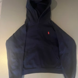 Ralph lauren tröja  - Säljer en blå Ralph Lauren-tröja i storlek XS. Tröjan är i bra skick och har använts försiktigt, utan fläckar eller skador. Klassisk och stilren modell som passar både till vardag och finare tillfällen.