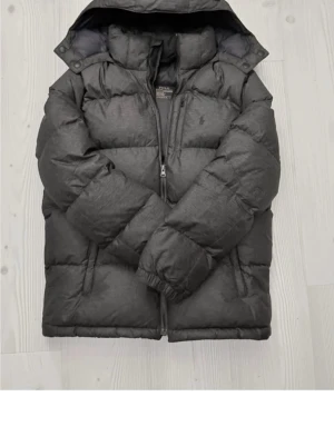  Polo Ralph Lauren jacka - Säljer en blå dunjacka från Polo Ralph Lauren med huva och dragkedja framtill. Jackan har en quiltad design och två sidofickor med dragkedja. Perfekt för kalla dagar och har en stilren look med diskret logga på bröstet. Passar xs, hör av er vid funderingar 🤝