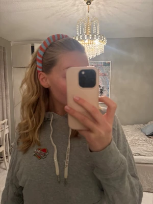 Randig pärlprydd hårdiadem från Beck Södergaard - Säljer ett färgglatt hårdiadem med pärlor i ljusblått, orange och rosa. Det är i helt nyskick från Beck Södergaard❣️❣️ 