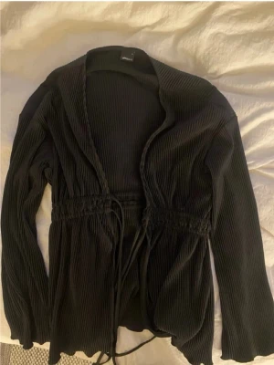 Svart topp från Gina Tricot - Super snygg svart topp från Gina tricot! Passar perfekt att ha över en klänning/tröja men funkar också att bara ha som den är 💞 hör gärna av dig vid frågor och köp helst med Instabox då jag skickar snabbast där 😊