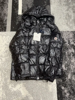 Moncler Maya - Jättefin moncler Maya! Perfekt nu till kyligare dagar! Den är i storlek M! Den är i ett riktigt bra skick! Qr kod fungerar utmärkt!