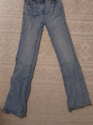 Blå bootcut jeans storlek 152 - Super fina bootcut jeans från cubus som är i nästan helt nytt skick, superfina men har växt ur. +frakt