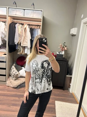 T-shirt med tryck - Jättefin t-shirt från Zara! Sällan använd och inga defekter!! Pris kan diskuteras!!!