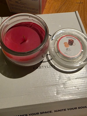 Finnlite doftljus julkrydda  - Bilderna visar en röd doftljus i glasburk med lock, märkt med Julkrydda' från Finnlite. 