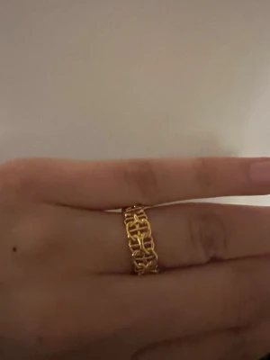 X länk  - X länk ring i guldplätering, finns i olika storlekar 