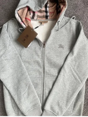 Burberry kofta - ✨ Burberry kofta ✨ Säljer en stilren Burberry-kofta i klassisk grå färg. Väldigt snygg och lätt att matcha till både vardag och finare outfits.