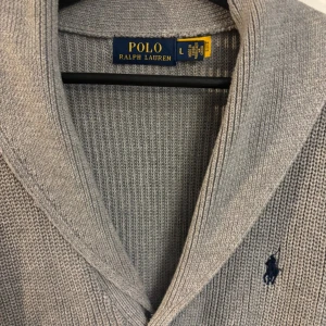 Ralph lauren cardigan - Säljer denna feta cardigan från Ralph lauren, strl. L och den sitter som bäst mellan 185cm-190cm🤝 Hör av er vid minsta lilla och tveka inte på att ställa frågor!! 
