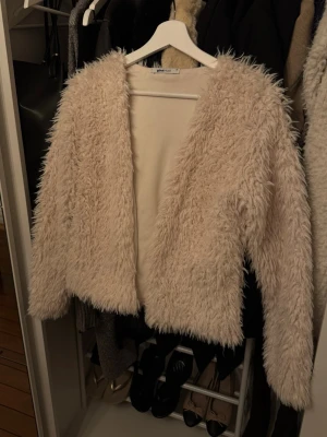 Pälskofta - Säljer denna kofta/tynnre pälsjacka. Söt detalj till outfiten. Pris går att diskutera vid snabb affär! Skriv vid frågor🫰🏼