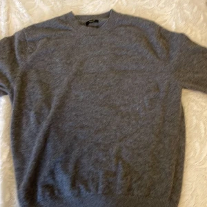 Grå kashmirtröja från Massimo Dutti - Snygg grå tröja från Massimo Dutti i mjuk kashmir. Klassisk rund halsringning och ribbade muddar vid ärmslut och nederkant. Perfekt för lager-på-lager och passar till allt. Enkel och stilren design som funkar året runt. Lägg bud🙂