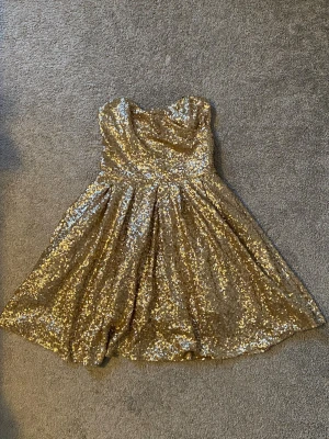 Guldig paljettklänning  - Perfekt till fest/nyår! Använd bara 1 gång :)