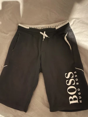 Hugo boss shorts  - Hugo boss shorts  Storlek 14 years  Oanvända