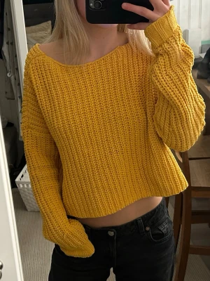 Stickad tröja från Hollister - Säljer en gul stickad tröja från Hollister i storlek XS. Det finns en liten defekt på ärmen, men den går enkelt att klippa bort eller dra in 🧡